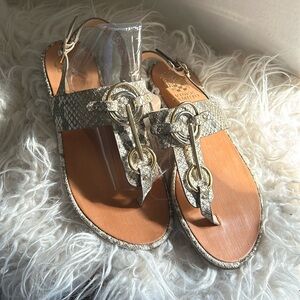 Striking gold  snake skin texture sandals by top design VINCE CAMUTO. Size 7.5